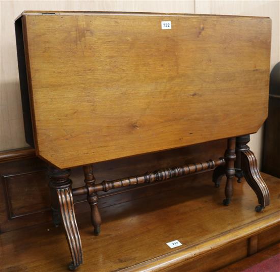 A Victorian walnut Sutherland table, W.85cm